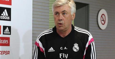 Ancelotti llega a la rueda de prensa en Valdebebas. /EFE