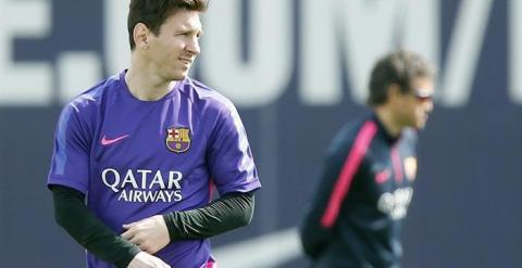Messi y Luis Enrique de fondo en el entrenamiento del Barça este viernes. /EFE