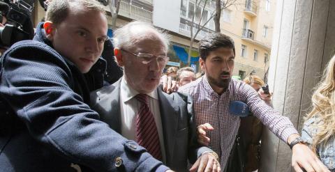 Rodrigo Rato, a la salida de su despacho tras el registro. REUTERS/Andrea Comas