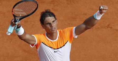 Rafael Nadal celebra su victoria tras el partido de cuartos de final del torneo de Montecarlo que ha disputado con David Ferrer. / SEBASTIEN NOGIER / EFE