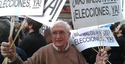 Un grupo de manifestantes reparte pancartas frente a la sede del PP en Madrid. A.I