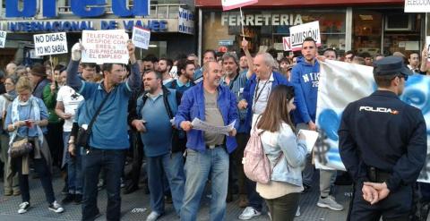 Un grupo de personas se ha reunido espontáneamente frente a la sede del Partido Popular, en la madrileña calle de Génova. A.I