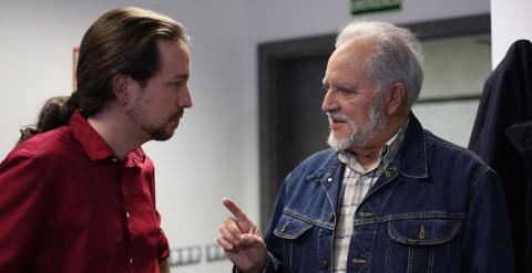 Pablo Iglesias y Julio Anguita conversan en la redacción de Público. /JAIRO VARGAS