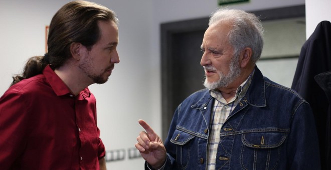 Pablo Iglesias y Julio Anguita conversan en la redacción de Público. /JAIRO VARGAS