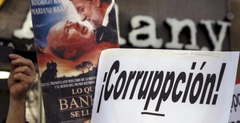 Una de las pancartas denunciando la corrupción en el PP y contra Rodrigo Rato, en la concentración frente a la sede nacional del partido conservador. REUTERS/Juan Medina
