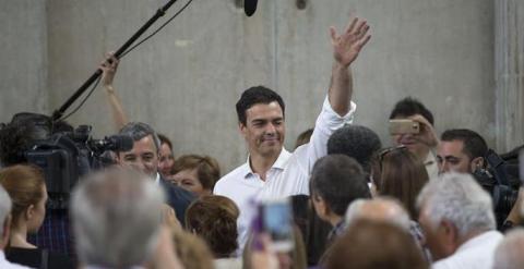 El secretario general del PSOE, Pedro Sanchez (c), saluda a su llegada al polideportivo Can Drago del distrito barcelonés de Nou Barris para celebrar una asamblea abierta. EFE/Alejandro García