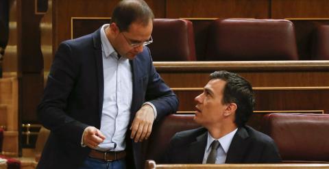 El secretario general del PSOE, Pedro Sánchez, conversa con el secretario de Organización y Acción Electoral del PSOE, César Luena, en el hemiciclo del Congreso de los Diputados. EFE/Paco Campos