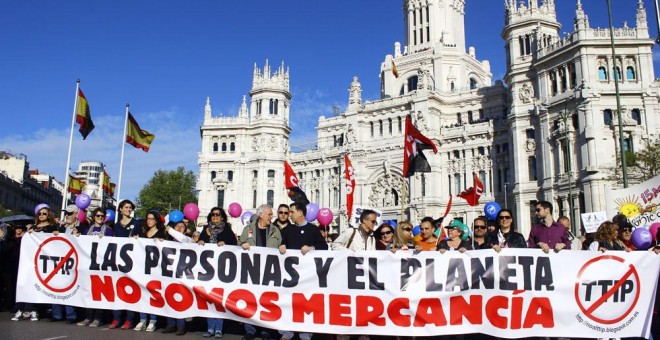 Cabecera de la manifestación contra el TTIP en Madrid a su paso por Cibeles, sede del Ayuntamiento. A.L.M.