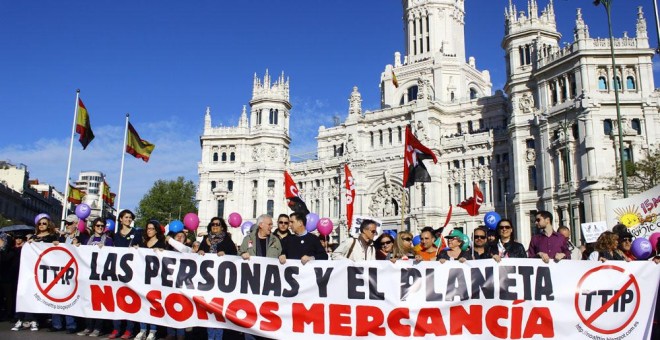 Cabecera de la manifestación contra el TTIP en Madrid a su paso por Cibeles, sede del Ayuntamiento. A.L.M.