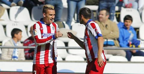 El delantero francés del Atletico Madrid Antoine Griezmann celebra con Koke su gol contra el Deportivo de la Coruña. REUTERS/Miguel Vidal