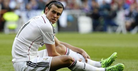 El centrocampista galés del Real Madrid Gareth Bale tras sufrir una lesión durante el partido ante el Málaga en el estadio Santiago Bernabéu. EFE/Alberto Martín