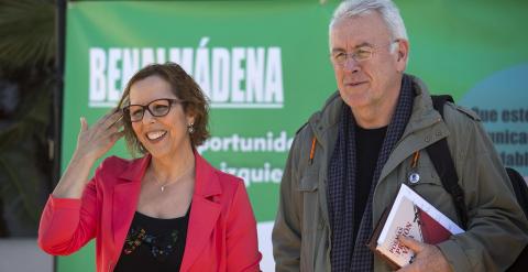 El coordinador federal de Izquierda Unida, Cayo Lara, junto a la candidata de IU a la Alcaldía de Benalmádena, Elena Galán. EFE/Carlos Díaz