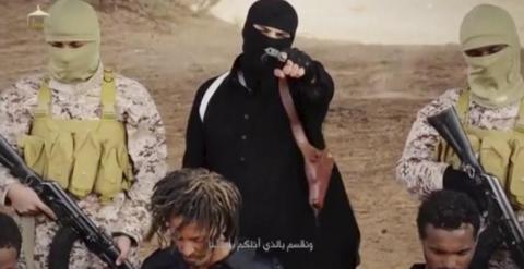 Imagen del video de los militantes del Estado Islámico con los rehenes cristianos etíopes. REUTERS