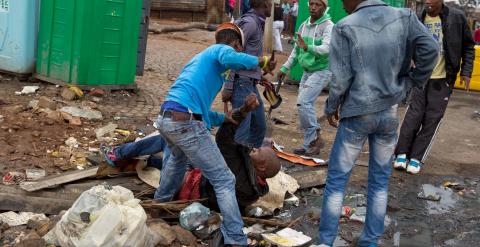 Un hombre, originario de Mozambique, es atacado en el suburbio de Alexandra, en la provincia de Gauteng. La víctima murió después a consecuencia de las heridas sufridas. - REUTERS