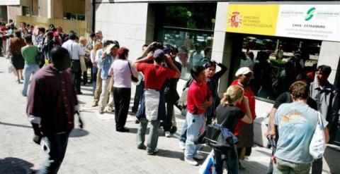 Imagen de una cola de extranjeros ante una oficina del Instituto Nacional de la Seguridad Social. EFE