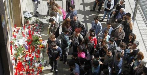 Aspecto de la entrada del colegio Joan Fuster de Barcelona donde al igual que en el resto de Cataluña se realizan hoy concentraciones silenciosas en todos los centros escolares. /EFE