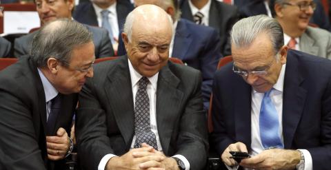 Los presidentes del BBVA, Francisco González, y de Caixabank, Isidre Fainé, con el de ACS, Florentino Pérez. EFE