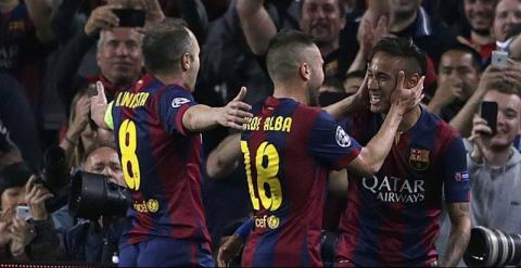 Neymar celebra con Iniesta Jordi Alba su segundo gol. - EFE