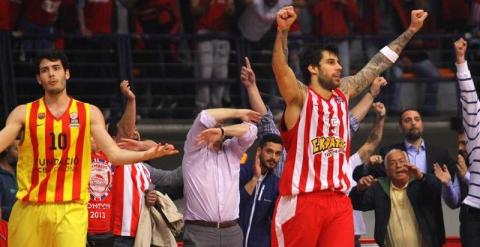 Georgios Printezis (d) de Olympiacos celebra la victoria de su equipo ante Abrines. /EFE