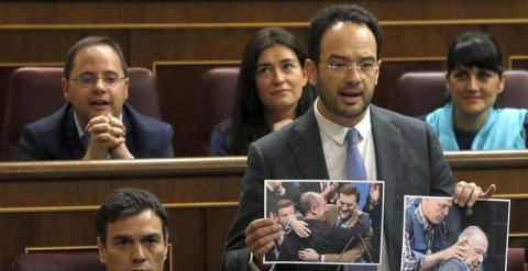 Antonio Hernando, portavoz del PSOE, enseña a Rajoy dos fotos de Rodrigo Rato ante la mirada de Pedro Sánchez. / REUTERS