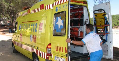 Trabajador del SUMMA 112 con una ambulancia del servicio de emergencias. D.B.