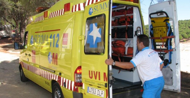 Trabajador del SUMMA 112 con una ambulancia del servicio de emergencias. D.B.