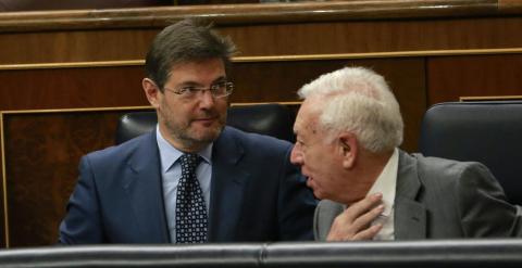 Los ministros de Justicia, Rafael Catalá (i), y de Asuntos Exteriores, José Manuel García Margallo, durante la sesión de control al Gobierno celebrada hoy en el Congreso. EFE/Zipi