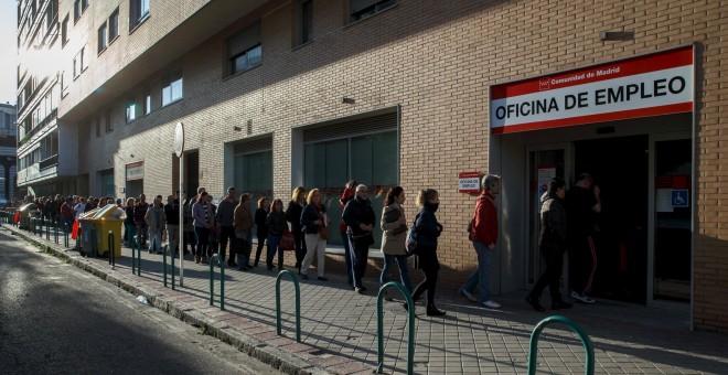 Cola del paro en una oficia del Servicio de Empleo de la Comunidad de Madrid. REUTERS