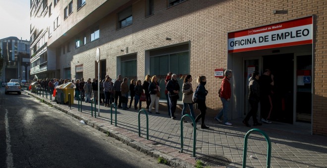 Cola del paro en una oficia del Servicio de Empleo de la Comunidad de Madrid. REUTERS