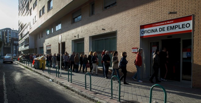 Cola del paro en una oficia del Servicio de Empleo de la Comunidad de Madrid. REUTERS