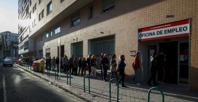 Cola del paro en una oficia del Servicio de Empleo de la Comunidad de Madrid. REUTERS