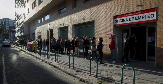 Cola del paro en una oficia del Servicio de Empleo de la Comunidad de Madrid. REUTERS