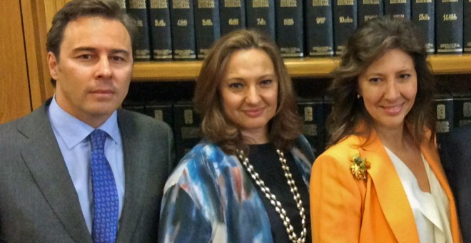 El presidente de El Corte Inglés, Dimas Gimeno, y el presidente de la Fundación Areces, Florencio Lasaga, con las hermanas Álvarez.
