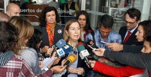 La ministra de Fomento, Ana Pastor (c), atiende a los medios de comunicación tras visitar hoy el Centro de Coordinación de Salvamento de Las Palmas. EFE/Elvira Urquijo A.