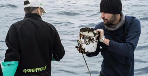 Miembros de Greenpeace desplazados en la zona recogen muestras de fuel en Canarias. EFE