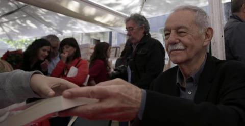 El escritor Eduardo Mendoza durante la firma de libros que ha realizado en una de las paradas instaladas con motivo de la Diada de Sant Jordi. EFE/Alberto Estévez
