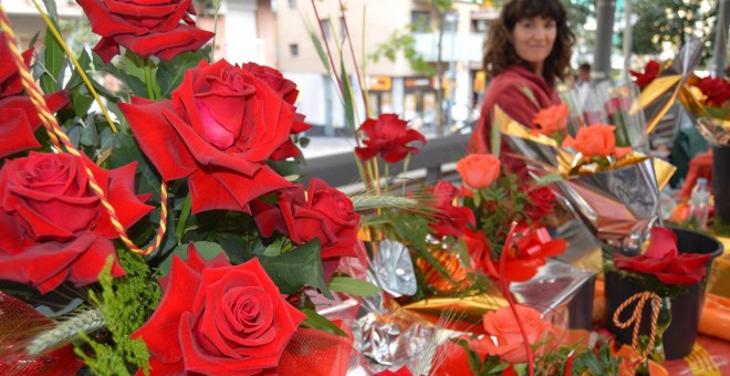 Rosas y libros en el día de Sant Jordi./ Javier Coria