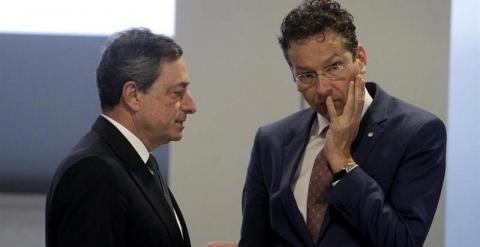 El presidente del Banco Central Europeo, Mario Draghi, habla con el presidente del Eurogrupo, Jeroen Dijsselbloem, durante la reunión del Ecofin en Riga. / VALDA KALNINA (EFE)