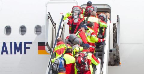 Los voluntarios con el ISAR Alemania ( Búsqueda y Rescate Internacional) a bordo de un A380 de Lufthansa Airbus para un vuelo a Nueva Delhi (India) en el aeropuerto de Fráncfort del Meno (Alemania)./  EFE / EPA / CHRISTOPH SCHMIDT