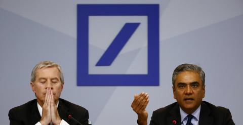 Los consejeros delegados de Deutsche Bank Anshu Jain (dcha) y Juergen Fitschen (izda). REUTERS/Kai Pfaffenbach