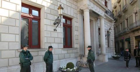 Fachada del Ayuntamiento de Reus (Tarragona), donde la Guardia Civil, ha detenido a la primera teniente de alcalde, Teresa Gomis (CiU). EFE/Jaume Sellart