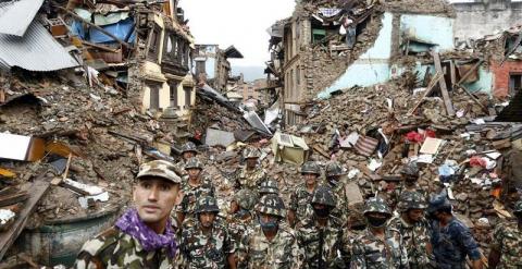 Varios soldados nepalíes participan en una operación de rescate en un edificio derrumbado. - EFE