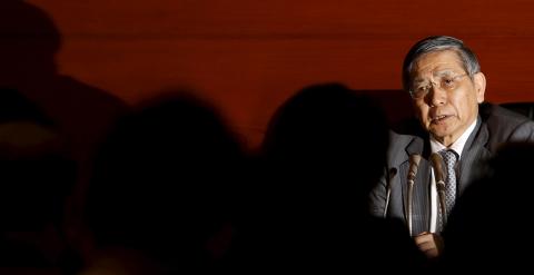 El gobernador del Banco de Japón, Haruhiko Kuroda, durante una rueda de prensa. REUTERS/Yuya Shino