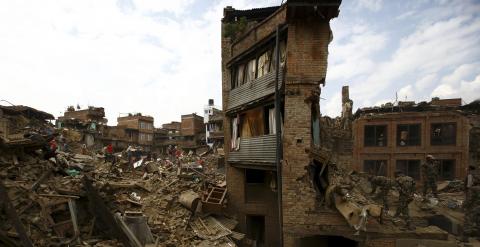 Soldados nepalíes buscan supervivientes en un edificio derruido de Katmandú. / Navesh Chitrakar (Reuters)