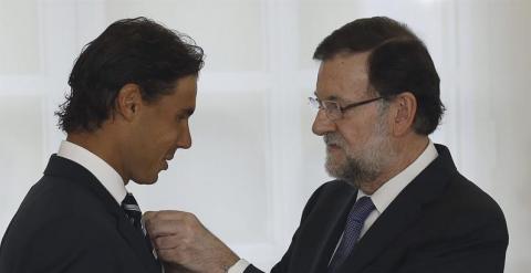 El presidente del Gobierno, Mariano Rajoy, impone al tenista Rafael Nadal, la Medalla de Oro al Mérito en el Trabajo, durante un acto celebrado este viernes en el Palacio de la Moncloa. EFE/Sergio Barrenechea