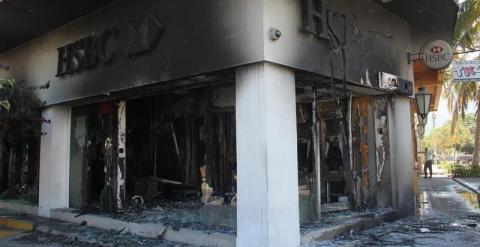 Una de las sucursales bancarias incendiadas en los enfrentamientos en Jalisco (México). EFE/Francisco Pérez