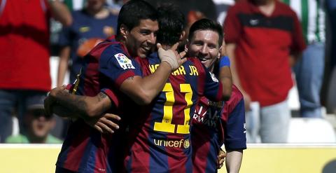 Luis Suárez, Neymar y Messi celebran uno de los goles del Barça. - EFE