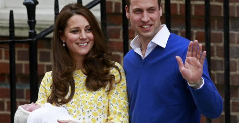 Kate Middleton y el príncipe Guillermo, con su hija recién nacida./ REUTERS