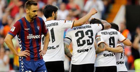 El centrocampista del Valencia Paco Alcácer (2d) celebra con sus compañeros su gol ante el Eibar. /EFE