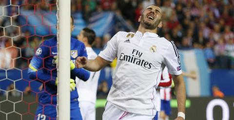 Benzema se lamenta de una ocasión en la ida de los cuartos de Champions contra el Atlético. /REUTERS